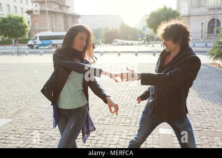 Quel beau couple danser le West Coast Swing dans les rues, insouciant et heureux. Banque D'Images