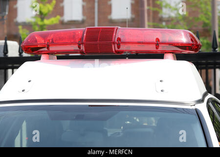 Japanesep la lumière rouge de la police montée sur le toit de voiture de police Banque D'Images