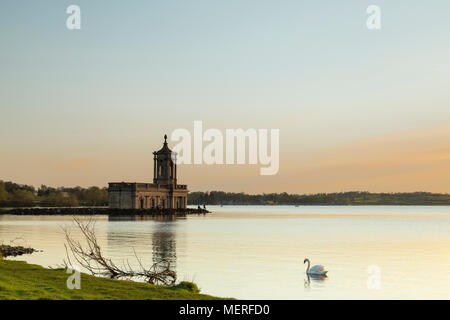 Une belle soirée de printemps à Rutland Water, l'un des plus grand des lacs d'Europe, situé dans le plus petit comté en Angleterre, Royaume-Uni. Banque D'Images