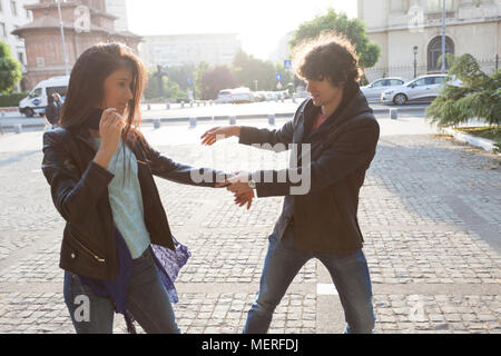 Quel beau couple danser le West Coast Swing dans les rues, insouciant et heureux. Banque D'Images