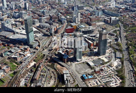 Vue aérienne du centre-ville de Manchester à l'est le long de l'A56, Avril 2018 Banque D'Images