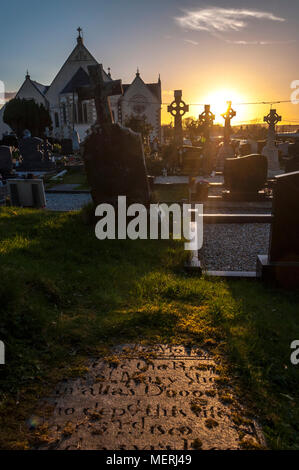 Cimetière cimetière de coucher du soleil à Ardara, comté de Donegal, Irlande Banque D'Images