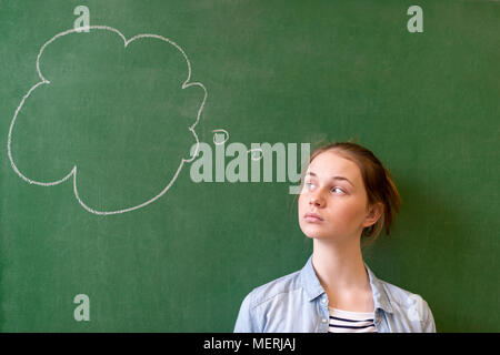 La pensée des élèves tableau noir concept. Pensive girl bulle pensée sur tableau arrière-plan. Caucasian student. Avenir, profession. Banque D'Images