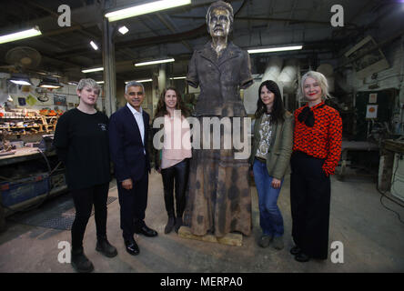 À l'embargo mardi 24 avril 0001 (de gauche à droite) Chloe technicien Hughes, maire de Londres Sadiq Khan, Caroline Criado-Perez, artiste Gillian Wearing, et le maire adjoint de la Culture et des industries créatives Justine Simons, lors d'une visite à AB Fonderie d'Art, dans l'Est de Londres, pour voir la dernière main à une statue d'une suffragette Millicent Fawcett leader avant son dévoilement à la place du Parlement.. Banque D'Images