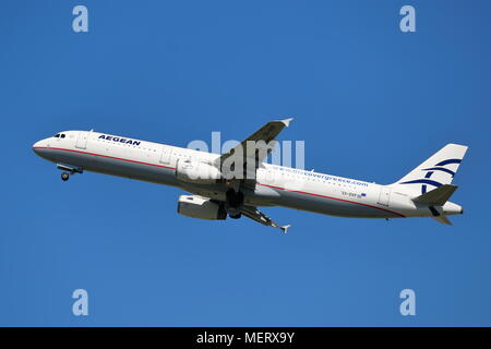 Airbus A321 de l'Égée SX-DVP, au départ de l'aéroport Heathrow de Londres, UK Banque D'Images