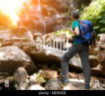 Photo de flou artistique d'homme avec des bâtons de marche sportive Banque D'Images