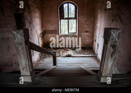 Une vieille maison en ruine à l'intérieur. Ancien de l'intérieur à la maison en ruine. Banque D'Images