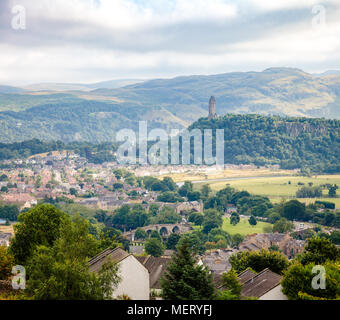 La ville de Stirling avec le National Wallace Monument situé sur le sommet de l'Abbey Craig commémore le 13e siècle héros écossais Sir William Wallace, Sc Banque D'Images