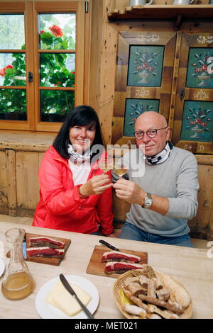 Les touristes à l'Törggelen avec vin frais, homme, femme, couple, Tyrol du Sud, Italie Banque D'Images