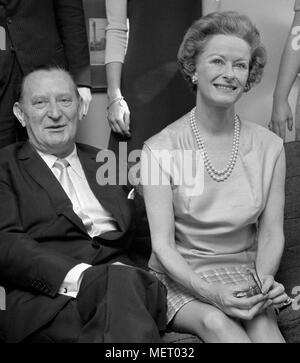 Sir William Carr, Les Nouvelles du monde le président, et Lady Carr sont photographiés à la maison à Cliveden House, Londres. M. Carr et sa famille luttent contre l'opa sur les nouvelles du monde par Robert Maxwell. Banque D'Images