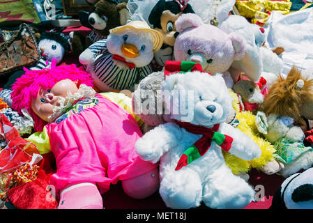 Ours en peluche, poupées Barbie, jouets pour les enfants dans un marché aux puces Banque D'Images