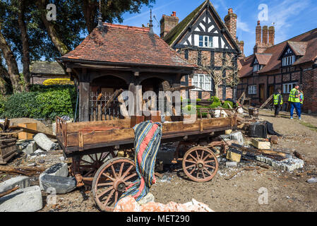 Great Budworth, UK. Le 9 avril, 2018. Accessoires et des débris jonchent le centre de grands Budworth Village, avec l'équipe de production pour le nouveau théâtre de guerre "BBC Banque D'Images