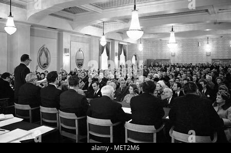 Sir William Carr, président de l'actualité du monde, traitant la foule assemblée des actionnaires au Connaught, à Londres. Banque D'Images