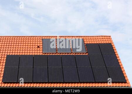 Maison avec des panneaux solaires sur un toit Banque D'Images