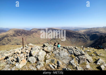 Le sommet de la haute falaise avec vue vers le Hindscarth Fleetwith, Robinson, Pike et Dale Head sur une chaude journée ensoleillée, Lake District, Cumbria, Royaume-Uni Banque D'Images