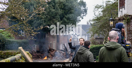 Great Budworth, UK. 11 avril, 2018. Rafe Spall acteur avec le doigt soulevé par une idée entre deux prises sur le plateau dans le nouveau BBC drama 'Guerre des Mondes' b Banque D'Images