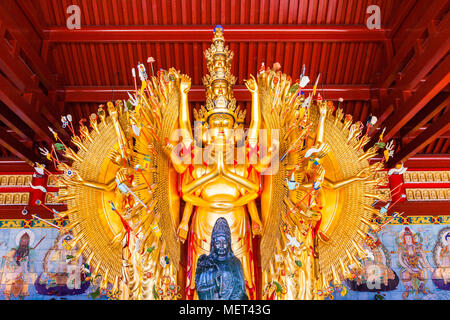 Ornate statue de Bouddha au motif d'un temple bouddhiste Banque D'Images