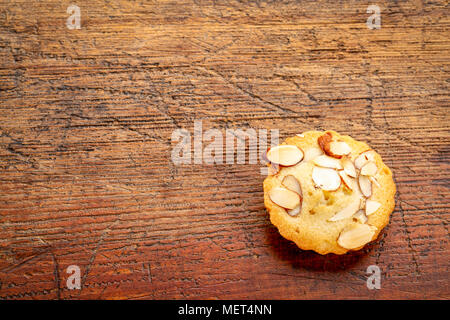 Sur un biscuit amande française en bois rustique avec un copy space Banque D'Images