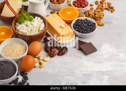 Suivre un régime alimentaire sain nutrition concept. Assortiment de sources riches en calcium. Produits laitiers, légumineuses, œufs, noix, chocolat, pavot, sésame, le chocolat. Banque D'Images