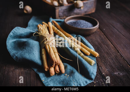 Grissini - Cuisine italienne traditionnelle gressins salés parsemés de graines de pavot Banque D'Images