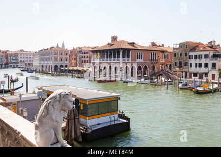 Grand Canal (Canal Grande), San Polo et marché du Rialto depuis le balcon de la Ca' d'Oro, Venise, Vénétie, Italie recherche sur l'arrêt du vaporetto Banque D'Images