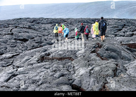 Les touristes de la randonnée pour voir la coulée de lave de Kalapana sur l'île de Hawaii Banque D'Images