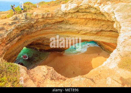 Benagil, Portugal - 23 août 2017 : Grotte de Benagil vu du haut de falaise rocheuse dans la côte de l'Algarve. Vue aérienne de célèbres grottes avec des excursions en bateau pour visiter les grottes de la plage Praia de Benagil. Banque D'Images