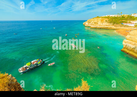 Benagil, Portugal - 23 août 2017 : Vue aérienne du promontoire dans Algarge Côte de bateaux et kayak de mer célèbre grotte Algar de Benagil. Praia de Benagil dans la distance. Les eaux turquoise. Banque D'Images