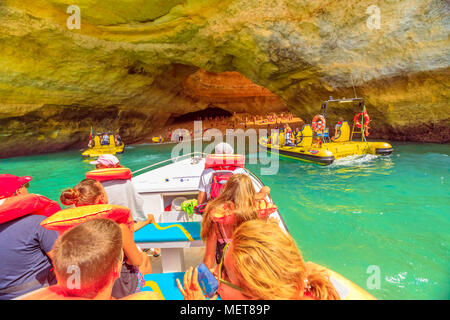 Benagil, Portugal - 23 août 2017 : Benagil Excursion en bateau à l'intérieur de la grotte Algar de Benagil la célèbre grotte de la mer dans la côte de l'Algarve, Lagoa, Portugal. Bevagil Cave vue par l'excursion en bateau avec beaucoup de gens. Banque D'Images