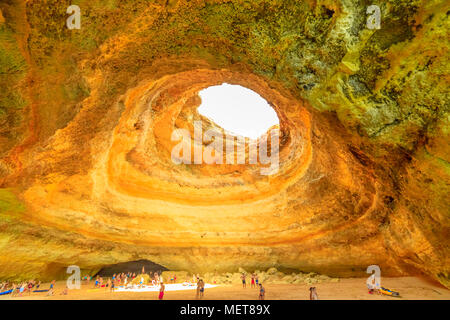 Benagil, Portugal - 23 août 2017 : l'intérieur de la plage de Benagil Grotte du cave énumérées dans le top 10 des meilleures caves. Personnes visitent cette mer piscine grotte à proximité de la plage de Benagil ou par la mer en bateau. Banque D'Images