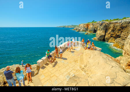 Cascais, Portugal - 6 août 2017 : visite Boca do Inferno, une arche naturelle, célèbre attraction touristique de la côte de Cascais, Portugal. La bouche de l'enfer est touristique tourisme endroit sur la côte atlantique. Banque D'Images