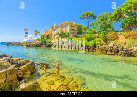 Cascais, Portugal - 6 août 2017 : paysage pittoresque de Santa Marta phare ou phare de Sainte Marthe et de la chambre de Saint Mary ou la Casa de Santa Maria sur l'estuaire du fleuve Tage dans la baie de Cascais. Banque D'Images