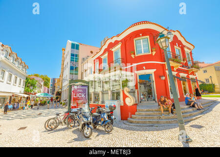 Cascais, Portugal - 6 août 2017 : l'historique et pittoresque centre de Cascais avec les touristes qui visitent la station balnéaire populaire de Lisbonne. Les personnes bénéficiant de vacances d'été. Banque D'Images