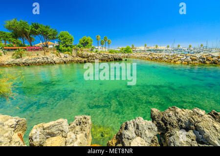 Cascais, Portugal. Paysage pittoresque des eaux turquoises de la baie de Cascais sur Tage dans l'estuaire de la côte atlantique. Port de plaisance de Cascais avec des bateaux sur la distance. La saison d'été. Ciel bleu avec copie espace. Banque D'Images