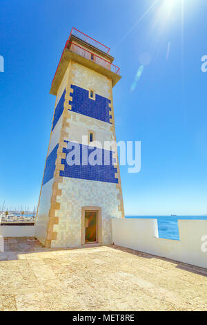 Vue en perspective de Santa Marta phare ou phare de Sainte Marthe de Saint Mary à Cascais, côte Atlantique, Portugal. Journée ensoleillée dans le ciel bleu. Casais est une station touristique très populaire près de Lisbonne. Banque D'Images