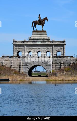 Le général Ulysses Grant 1891 S monument vu à travers le sud de la nature de l'étang à pied dans le quartier de Lincoln Park. Banque D'Images