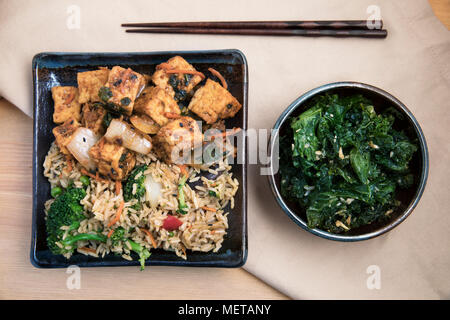 Tofu frit avec du riz sauté aux légumes et repas asiatique vegan. Banque D'Images