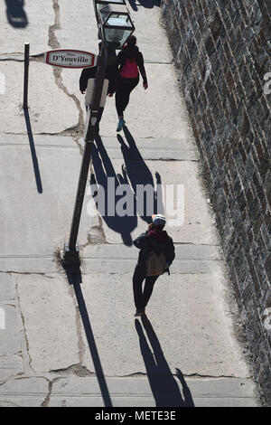 Balade sur la Place d'Youville dans le Vieux-Québec sur un après-midi ensoleillé. Tiré depuis les remparts à St John Gate. Banque D'Images