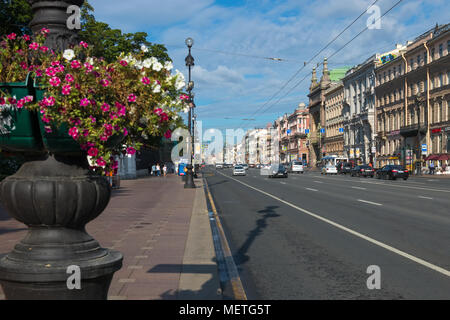 La Russie, Saint-pétersbourg - le 18 août 2017 : la perspective Nevski de pont Anitchkov en direction du centre-ville à l'été journée ensoleillée. Maintenant, c'est main stree Banque D'Images