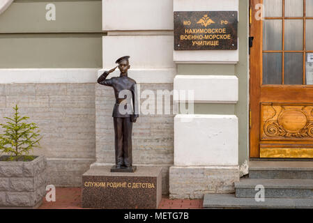 La Russie, Saint-pétersbourg - le 18 août 2017 : Monument à un jeune étudiant de l'École navale Nakhimov (signe sur en pate) avec la devise "Nous servons le mo Banque D'Images