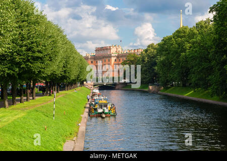 La Russie, Saint-pétersbourg - le 18 août 2017 : Vue de la rivière Moïka en face de jardins et Mikhailovsky Saint Michael's Castle (château Mikhailovsky o Banque D'Images