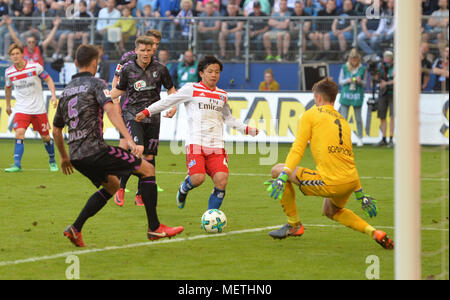 Hamburg, Deutschland. Apr 21, 2018. Pas de ventes au Japon ! De gauche à droite : Manuel SABINE MÜLLER (FR), Lukas KUEBLER (Kssbler, FR), Tatsuya ITO (HH), Alexander gardien SCHWOLOW (FR), Grosschance, duels, action, correspondent à la surface de réparation, scène, scène 1 de football. Bundesliga, 31. journée, le HSV Hambourg Hambourg Hambourg (HH) - SC Freiburg (FR) 1 : 0, le 21/04/2018 à Hambourg/Allemagne. Utilisation dans le monde entier | Credit : dpa/Alamy Live News Banque D'Images