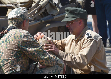 Cheb, République tchèque. Apr 21, 2018. Comme un rappel de la libération de Cheb par l'armée américaine en 1945, le club de l'histoire militaire a joué un bataille mise en scène inspirée par les événements de la fin de la DEUXIÈME GUERRE MONDIALE, à Cheb, République tchèque, le 21 avril 2018. Credit : Slavomir Kubes/CTK Photo/Alamy Live News Banque D'Images