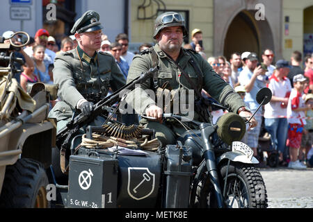 Cheb, République tchèque. Apr 21, 2018. Comme un rappel de la libération de Cheb par l'armée américaine en 1945, le club de l'histoire militaire a joué un bataille mise en scène inspirée par les événements de la fin de la DEUXIÈME GUERRE MONDIALE, à Cheb, République tchèque, le 21 avril 2018. Credit : Slavomir Kubes/CTK Photo/Alamy Live News Banque D'Images