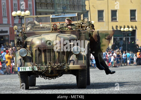 Cheb, République tchèque. Apr 21, 2018. Comme un rappel de la libération de Cheb par l'armée américaine en 1945, le club de l'histoire militaire a joué un bataille mise en scène inspirée par les événements de la fin de la DEUXIÈME GUERRE MONDIALE, à Cheb, République tchèque, le 21 avril 2018. Credit : Slavomir Kubes/CTK Photo/Alamy Live News Banque D'Images