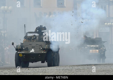 Cheb, République tchèque. Apr 21, 2018. Comme un rappel de la libération de Cheb par l'armée américaine en 1945, le club de l'histoire militaire a joué un bataille mise en scène inspirée par les événements de la fin de la DEUXIÈME GUERRE MONDIALE, à Cheb, République tchèque, le 21 avril 2018. Credit : Slavomir Kubes/CTK Photo/Alamy Live News Banque D'Images