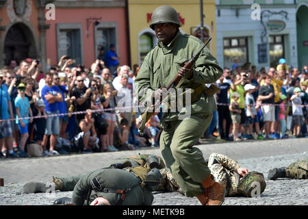 Cheb, République tchèque. Apr 21, 2018. Comme un rappel de la libération de Cheb par l'armée américaine en 1945, le club de l'histoire militaire a joué un bataille mise en scène inspirée par les événements de la fin de la DEUXIÈME GUERRE MONDIALE, à Cheb, République tchèque, le 21 avril 2018. Credit : Slavomir Kubes/CTK Photo/Alamy Live News Banque D'Images