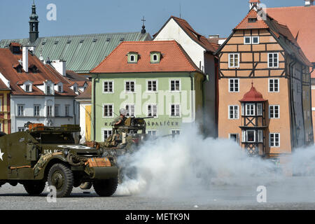 Cheb, République tchèque. Apr 21, 2018. Comme un rappel de la libération de Cheb par l'armée américaine en 1945, le club de l'histoire militaire a joué un bataille mise en scène inspirée par les événements de la fin de la DEUXIÈME GUERRE MONDIALE, à Cheb, République tchèque, le 21 avril 2018. Credit : Slavomir Kubes/CTK Photo/Alamy Live News Banque D'Images