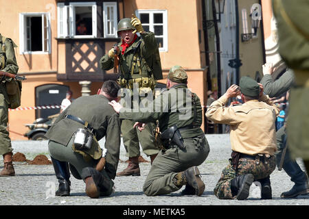 Cheb, République tchèque. Apr 21, 2018. Comme un rappel de la libération de Cheb par l'armée américaine en 1945, le club de l'histoire militaire a joué un bataille mise en scène inspirée par les événements de la fin de la DEUXIÈME GUERRE MONDIALE, à Cheb, République tchèque, le 21 avril 2018. Credit : Slavomir Kubes/CTK Photo/Alamy Live News Banque D'Images