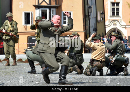 Cheb, République tchèque. Apr 21, 2018. Comme un rappel de la libération de Cheb par l'armée américaine en 1945, le club de l'histoire militaire a joué un bataille mise en scène inspirée par les événements de la fin de la DEUXIÈME GUERRE MONDIALE, à Cheb, République tchèque, le 21 avril 2018. Credit : Slavomir Kubes/CTK Photo/Alamy Live News Banque D'Images